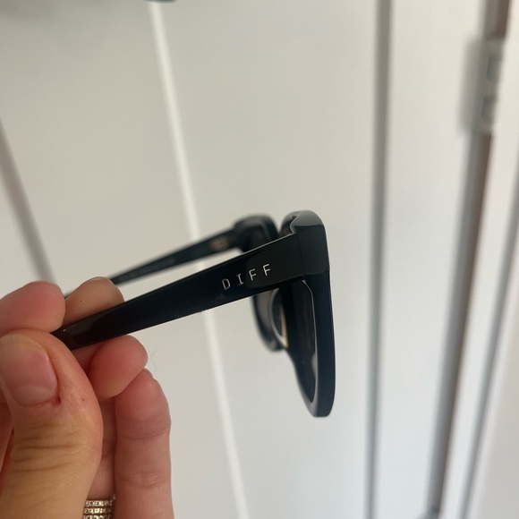 DIFF Women’s Black Sunglasses - Picture 2 of 3